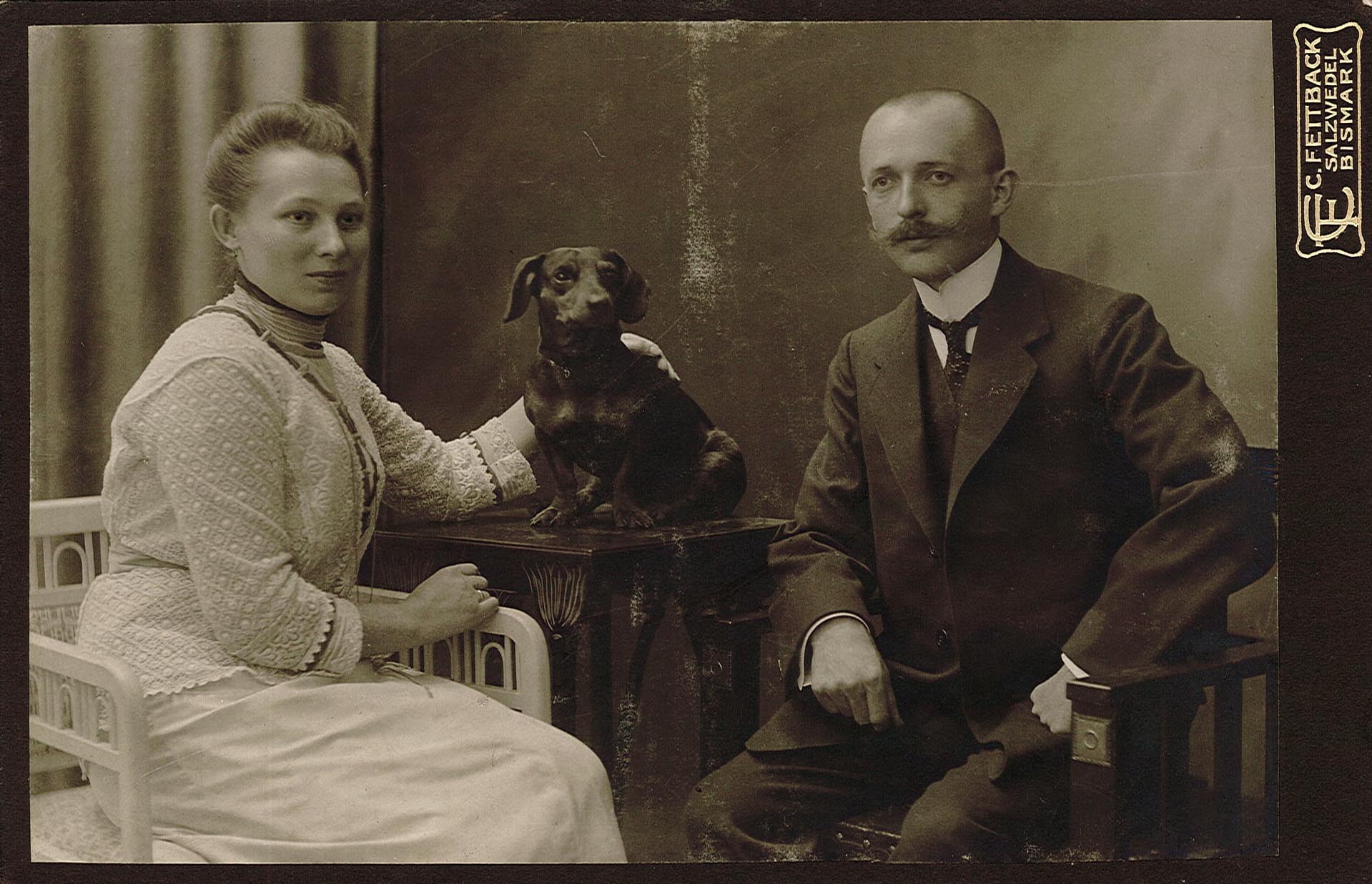 Porträtfotografie eines jungen Paares mit Dackelhund (Studioaufnahme) (Museum Wolmirstedt RR-F)