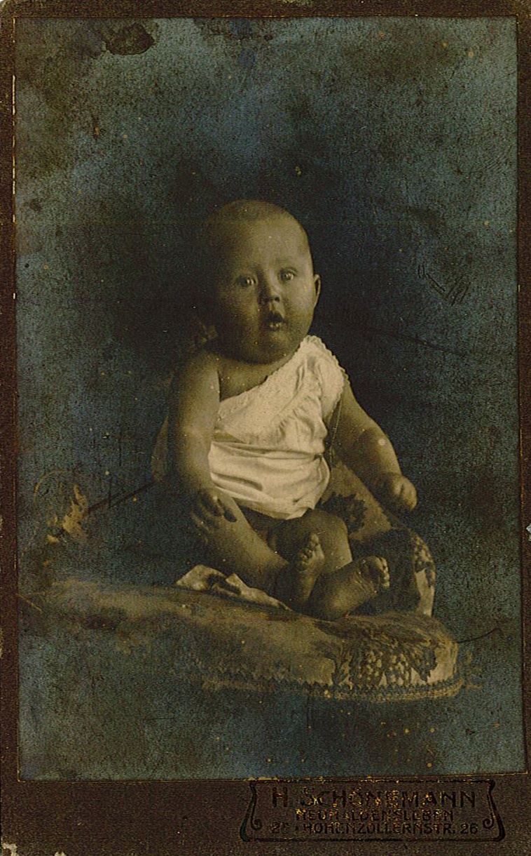 Porträtfotografie eines Babys (Studioaufnahme) (Museum Wolmirstedt RR-F)