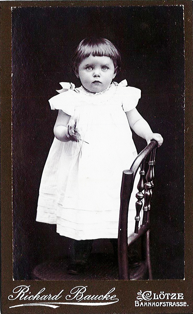 Porträtfotografie eines Kleinkindes (Studioaufnahme) (Museum Wolmirstedt RR-F)