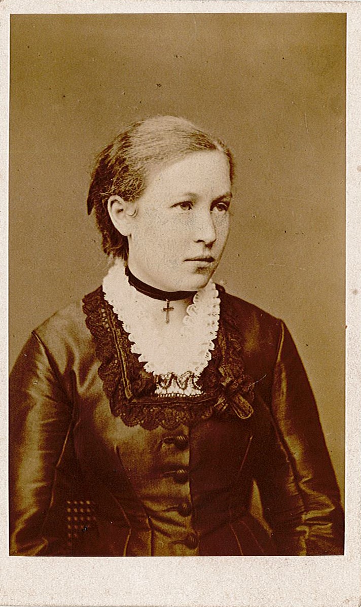 Porträtfotografie einer jungen Frau (Studioaufnahme) (Museum Wolmirstedt RR-F)
