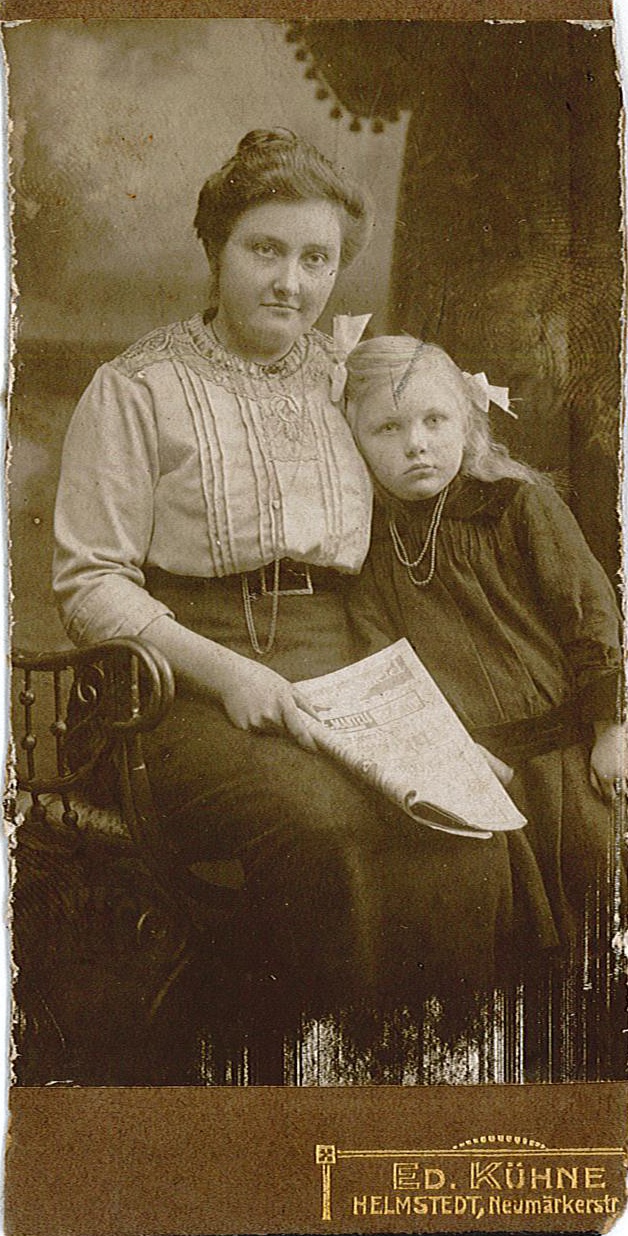 Porträtfotografie einer Frau mit Kind (Studioaufnahme) (Museum Wolmirstedt RR-F)