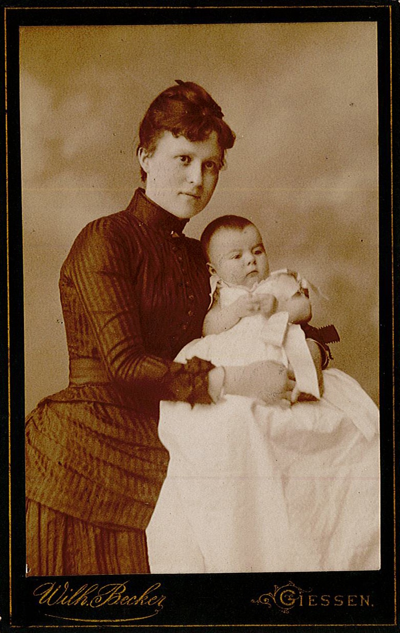 Porträtfotografie einer Mutter mit Baby (Studioaufnahme) (Museum Wolmirstedt RR-F)