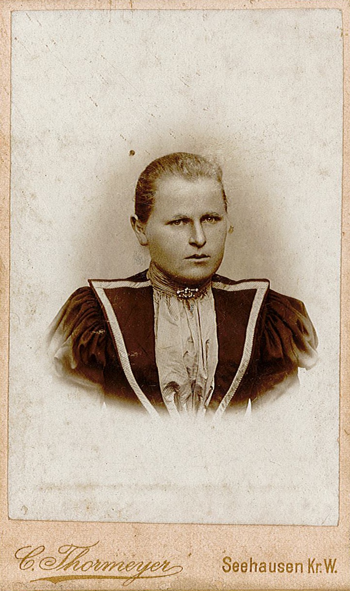 Porträtfotografie einer jungen Frau (Studioaufnahme) (Museum Wolmirstedt RR-F)