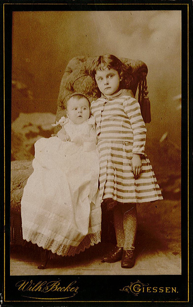 Porträtfotografie eines Geschwisterpaares, 1887 (Studioaufnahme) (Museum Wolmirstedt RR-F)