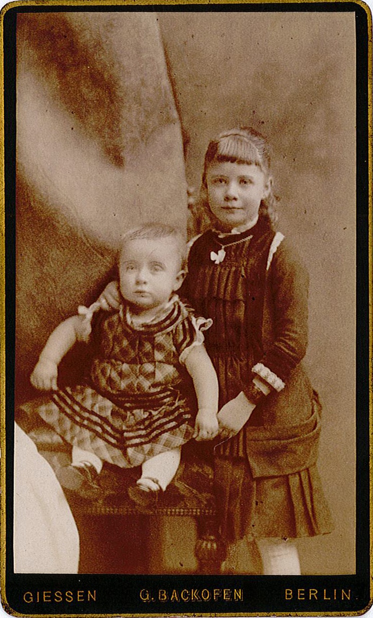Porträtfotografie eines Geschwisterpaares (Studioaufnahme) (Museum Wolmirstedt RR-F)