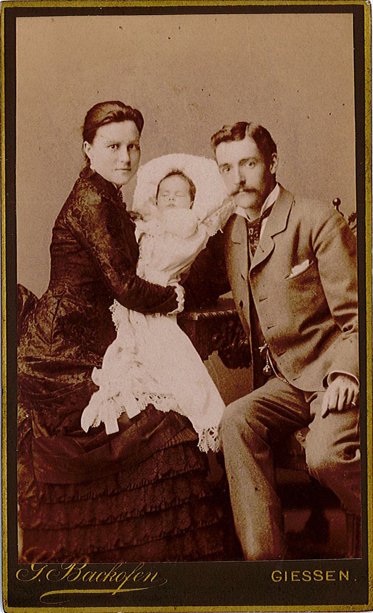 Porträtfotografie einer jungen Familie mit Baby, 1883 (Studioaufnahme) (Museum Wolmirstedt RR-F)