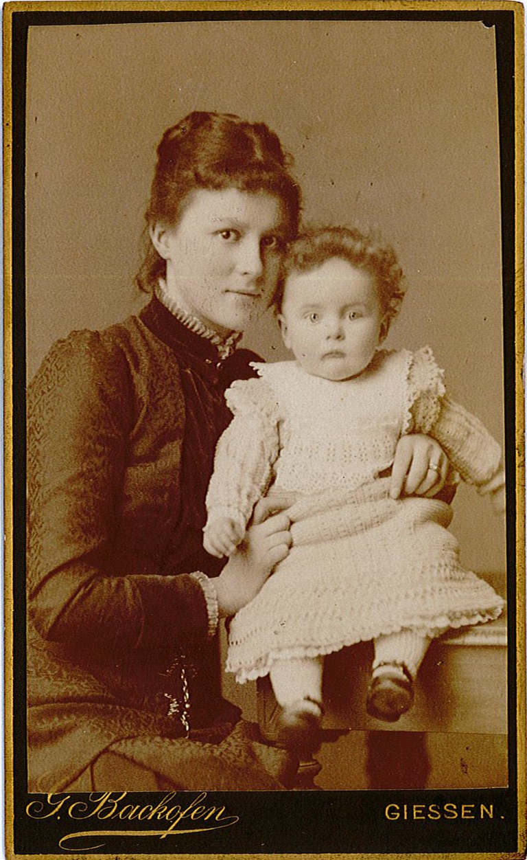 Porträtfotografie einer jungen Mutter mit Kleinkind (Studioaufnahme) (Museum Wolmirstedt RR-F)