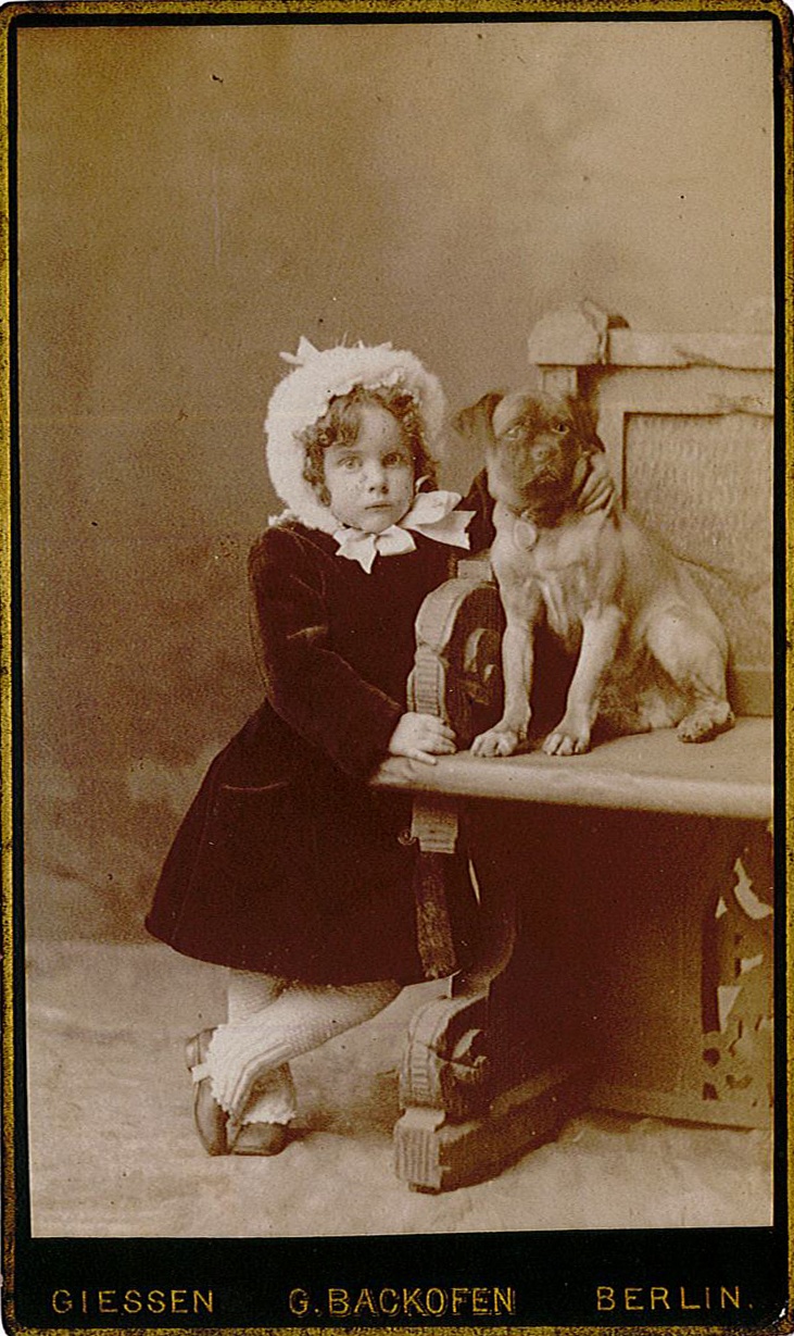 Porträtfotografie eines Kleinkindes mit Hund (Studioaufnahme) (Museum Wolmirstedt RR-F)