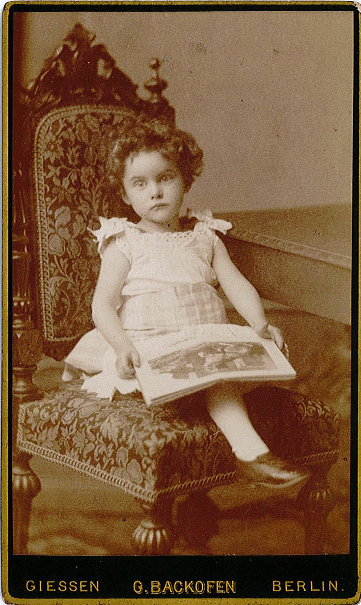 Porträtfotografie eines Kleinkindes mit Buch (Studioaufnahme, Serie) (Museum Wolmirstedt RR-F)