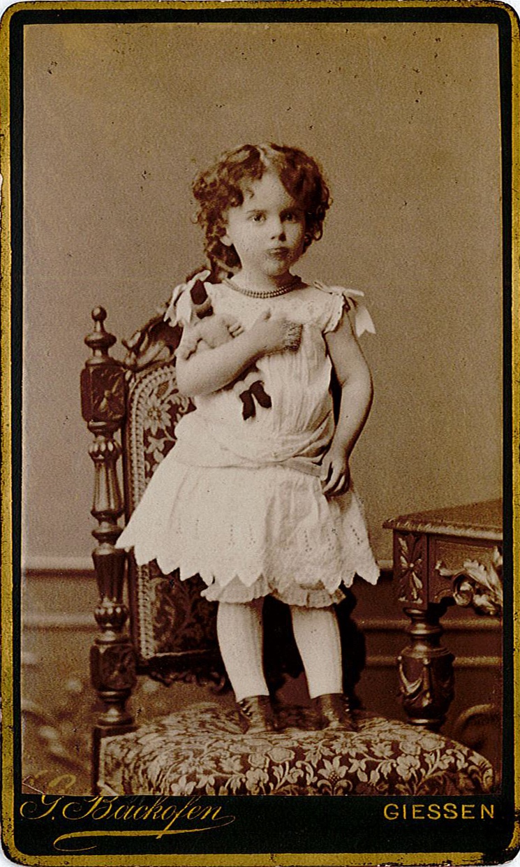 Porträtfotografie eines Kleinkindes mit Trompete (Studioaufnahme, Serie) (Museum Wolmirstedt RR-F)