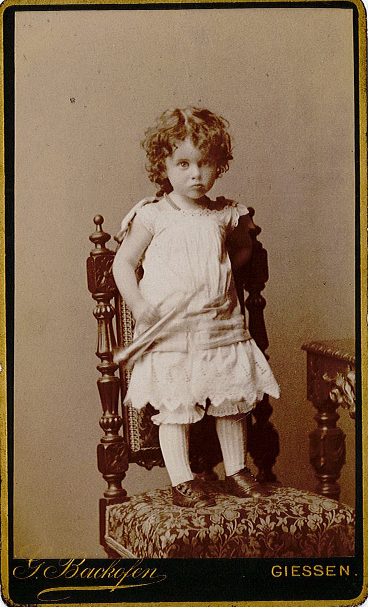 Porträtfotografie eines Kleinkindes mit Puppe (Studioaufnahme, Serie) (Museum Wolmirstedt RR-F)