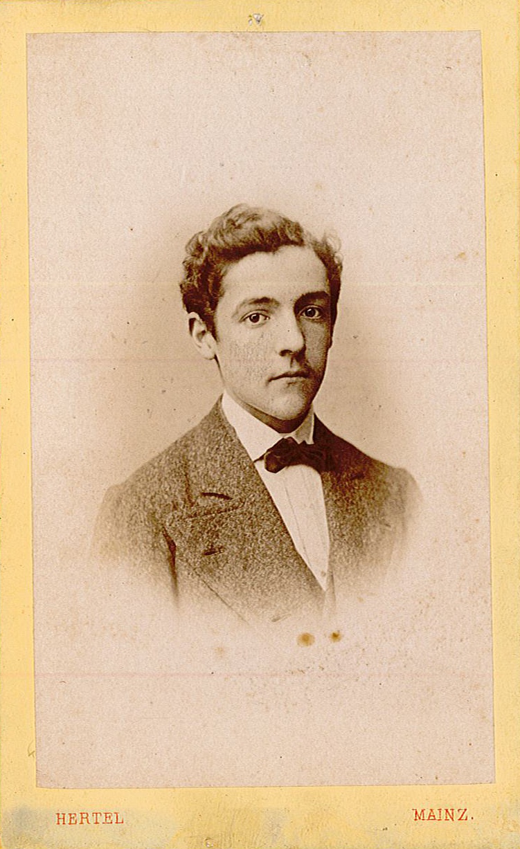 Porträtfotografie eines jungen Mannes, 1872 (Studioaufnahme) (Museum Wolmirstedt RR-F)