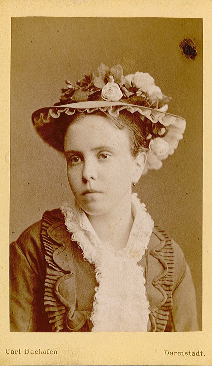 Porträtfotografie einer jungen Frau mit Hut (Studioaufnahme) (Museum Wolmirstedt RR-F)