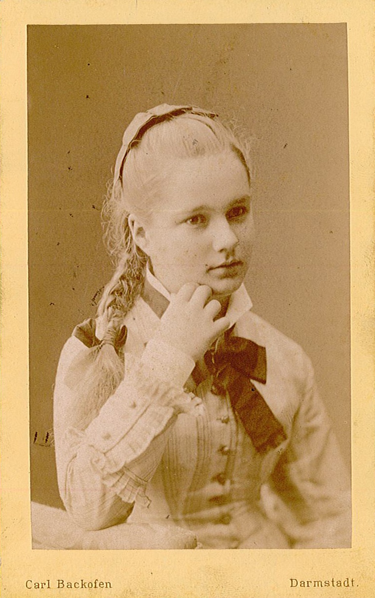 Porträtfotografie eines Mädchens (Studioaufnahme) (Museum Wolmirstedt RR-F)