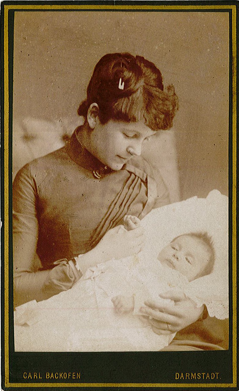 Porträtfotografie einer jungen Mutter mit Baby (Studioaufnahme) (Museum Wolmirstedt RR-F)
