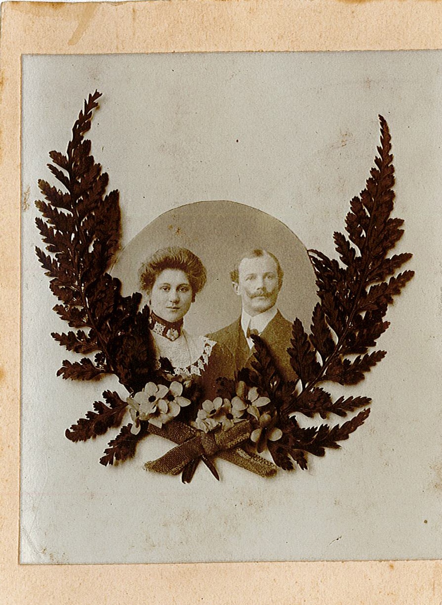 Collage mit Paarporträt der Eheleute Johanna und Adolf Möbis (Museum Wolmirstedt RR-F)