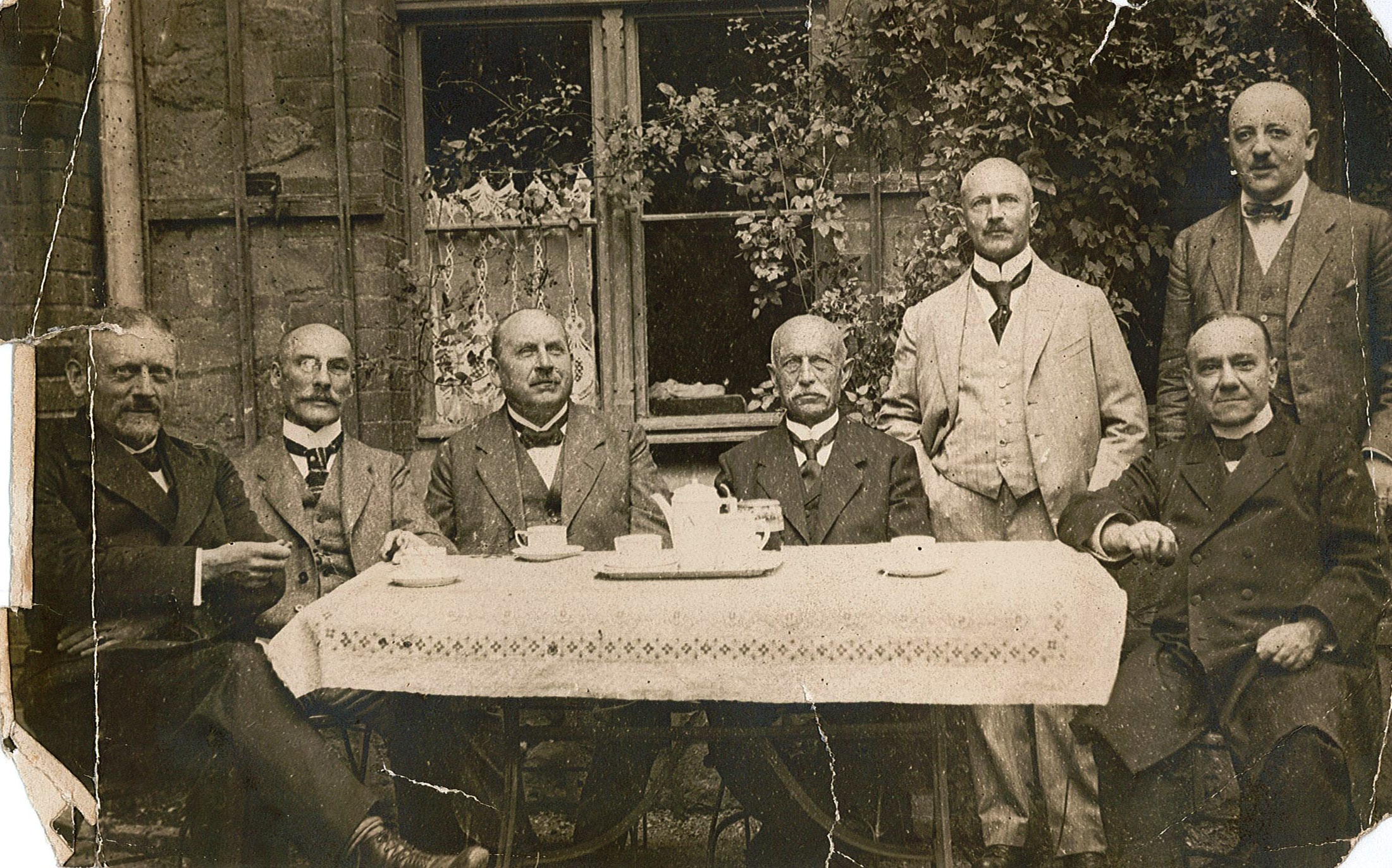 Gruppenporträt mit Adolf und Gustav Möbis, Anfang 20. Jh. (Museum Wolmirstedt RR-F)
