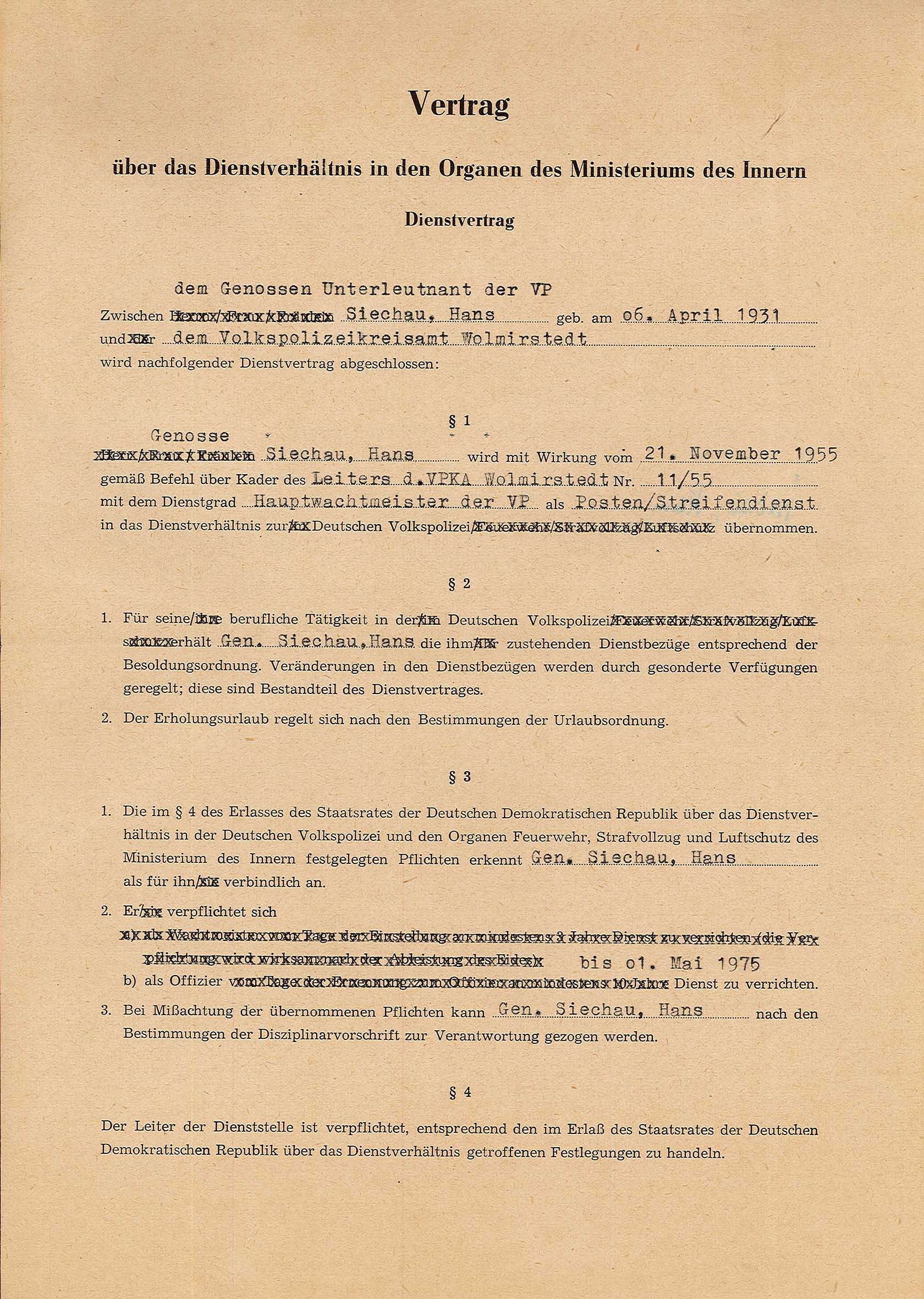 Dienstvertrag von Hans Siechau mit dem Innenministerium der DDR (Museum Wolmirstedt RR-F)