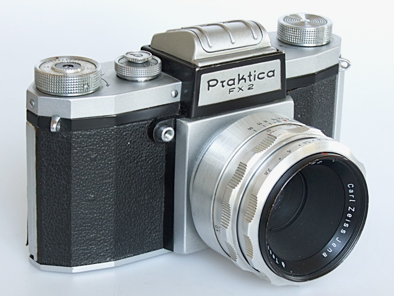 Kleinbildkamera "Praktica FX2" (Industrie- und Filmmuseum Wolfen CC BY-NC-SA)