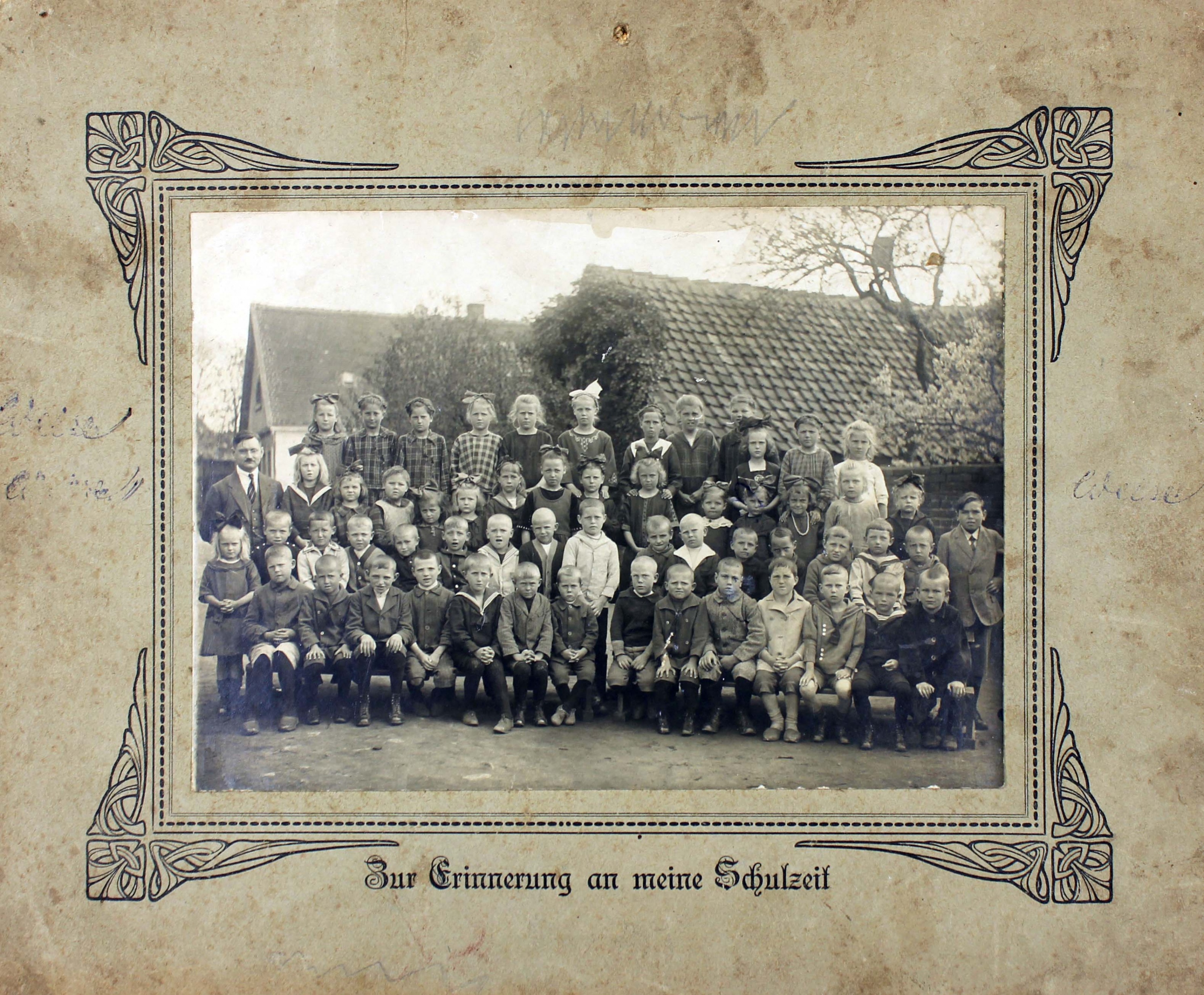 Gruppenfoto von Schülern einer Dorfschule (Museum Wolmirstedt RR-F)