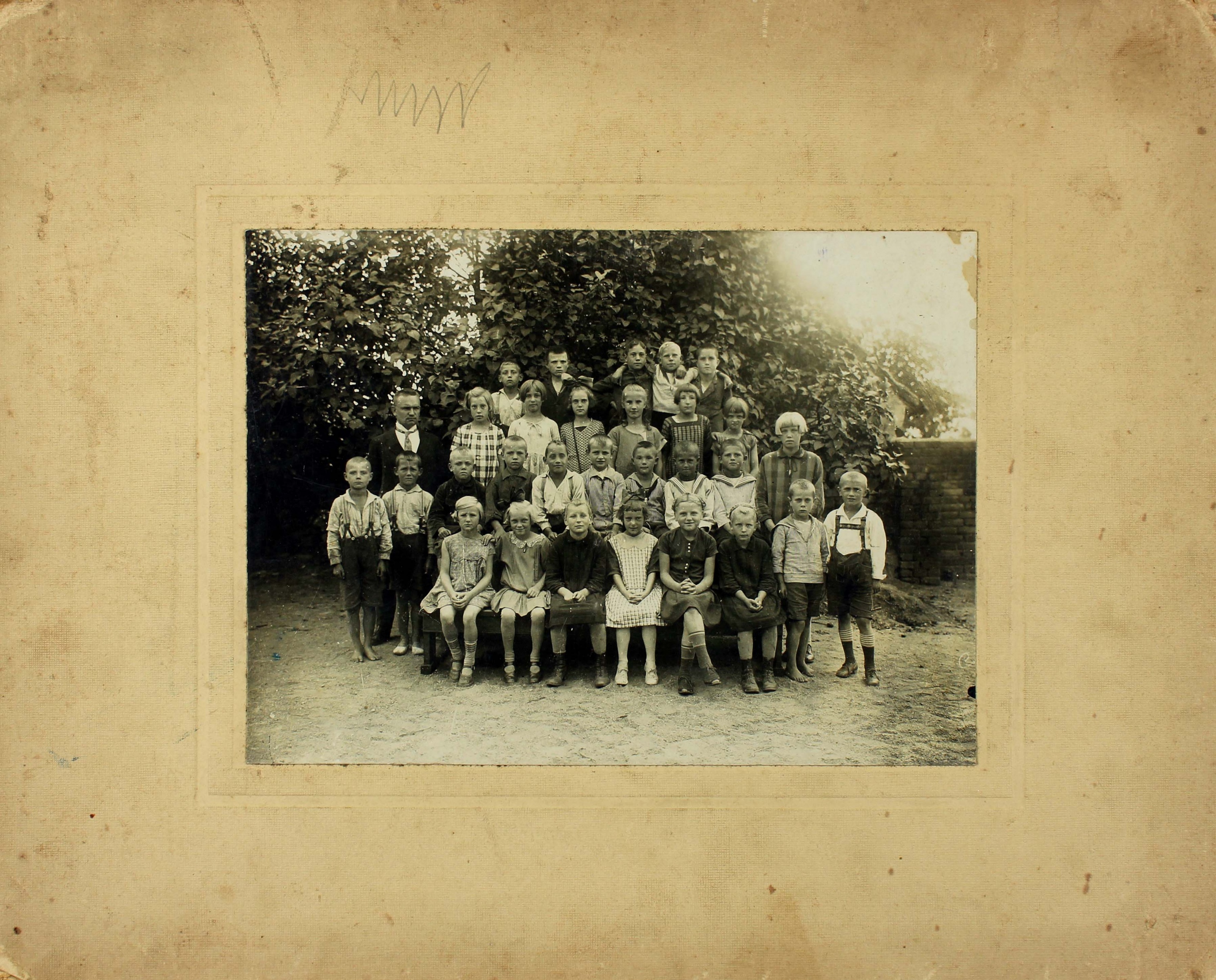 Gruppenfoto von Schülern einer Dorfschule (Museum Wolmirstedt RR-F)