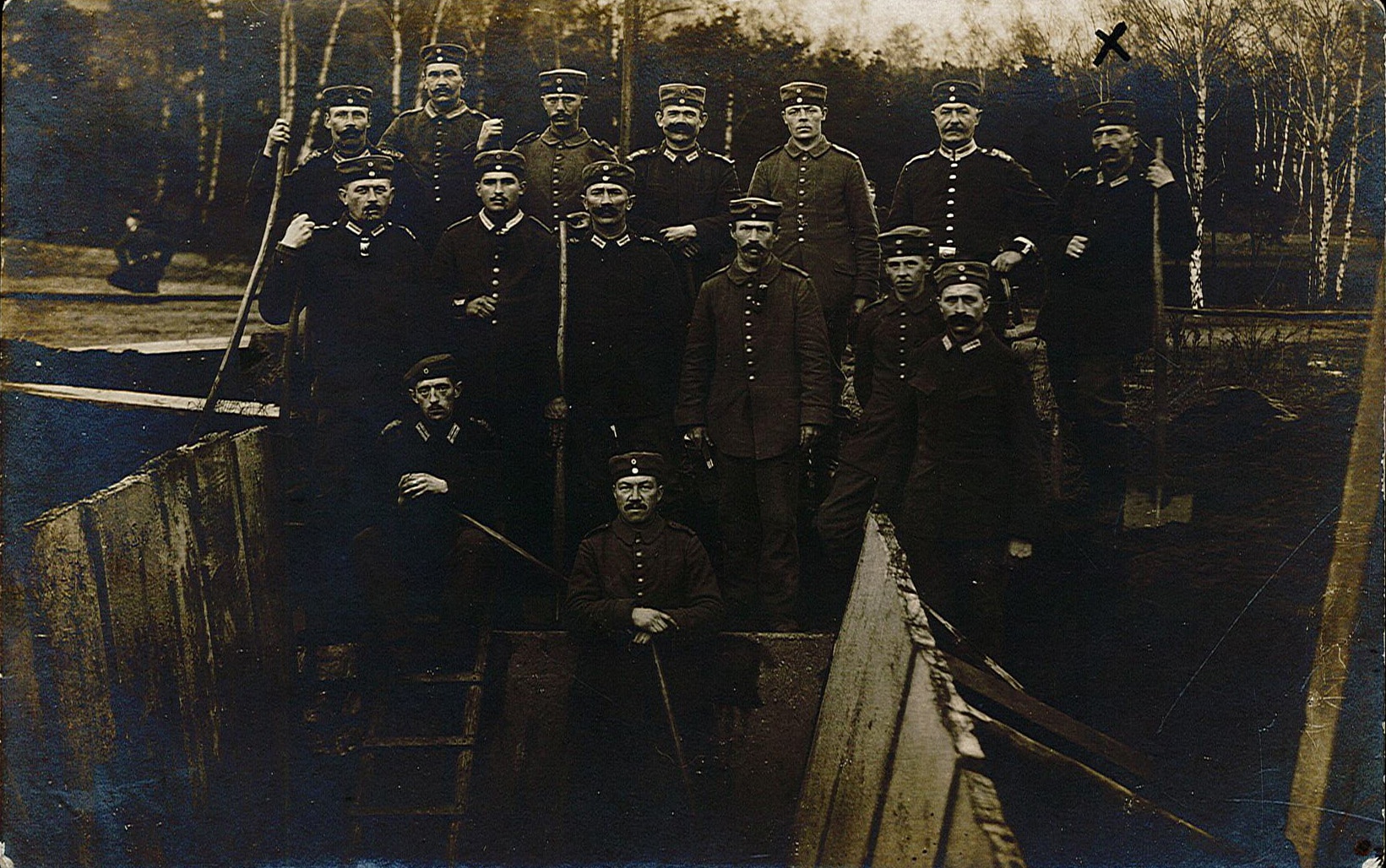 Fotopostkarte an Arthur Wunderlich, Gruppenbild von Soldaten beim Ausschachten (Museum Wolmirstedt RR-F)