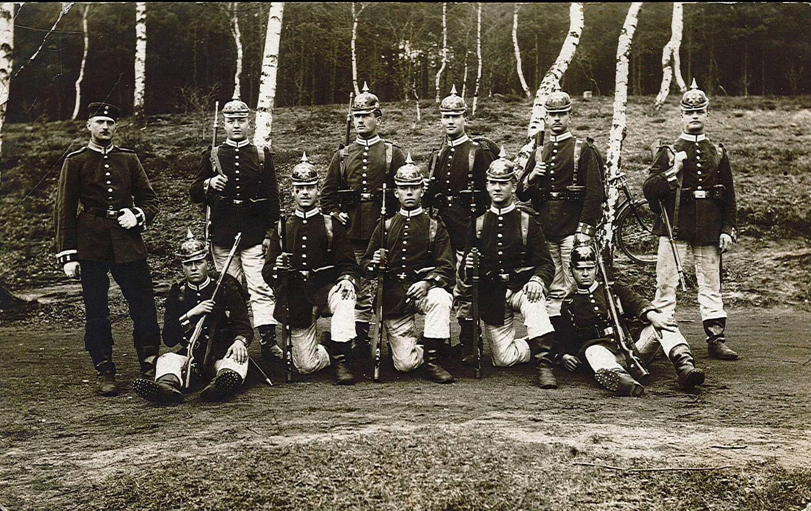 Fotopostkarte mit Gruppenbild von Soldaten der Kaiserlichen Armee vor Birkengruppe (Museum Wolmirstedt RR-F)