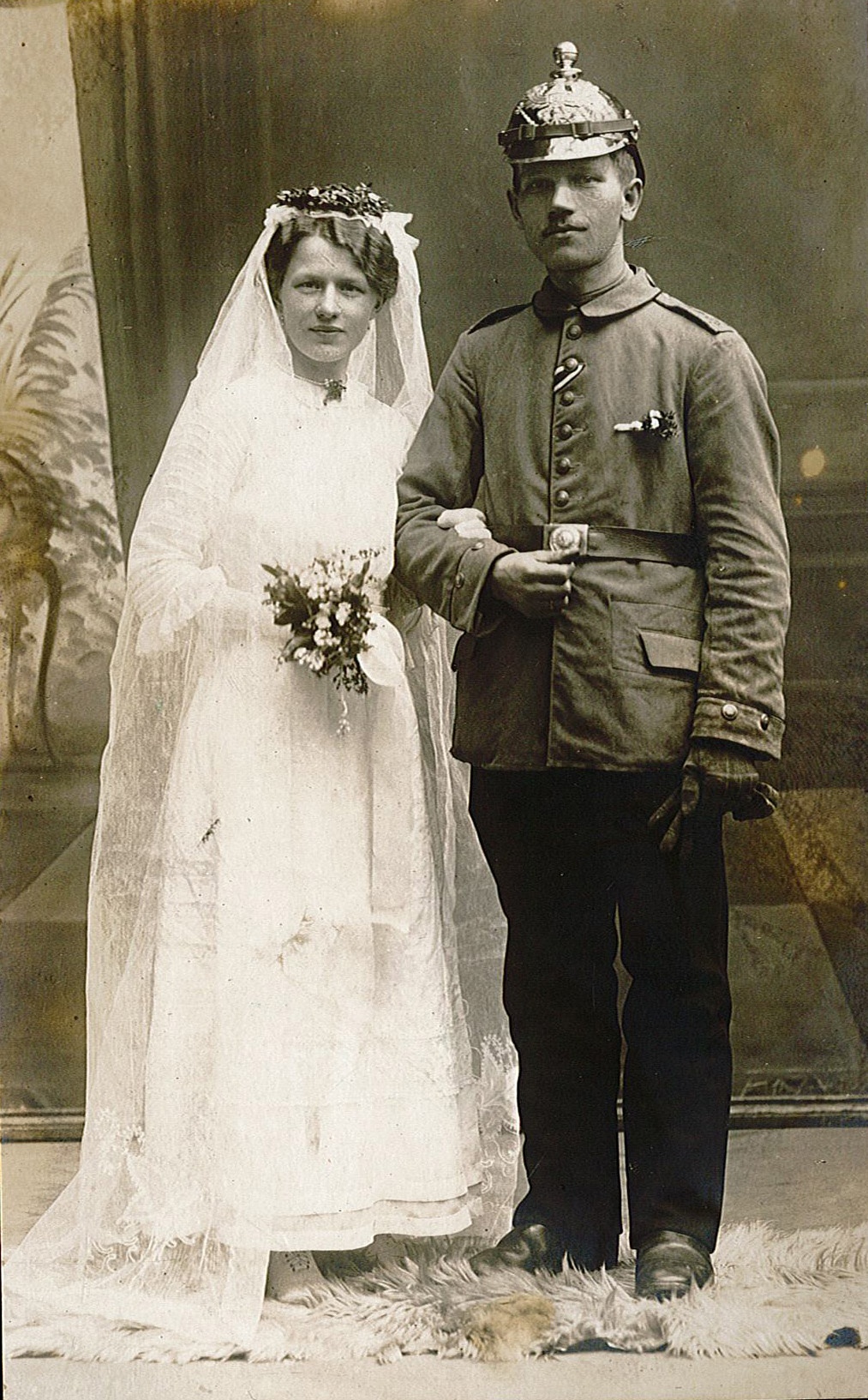 Fotopostkarte mit Brautpaar an Ida Wunderlich, 26. Mai 1917 (Museum Wolmirstedt RR-F)