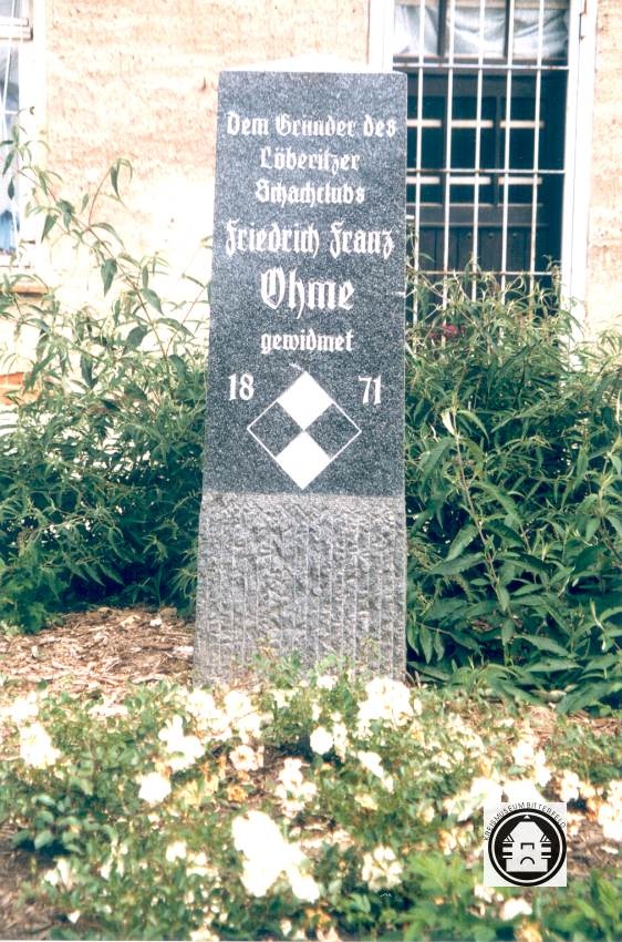 Farbfotografie Denkmal "Friedrich Franz Oehme" (Kreismuseum Bitterfeld CC BY-NC-SA)