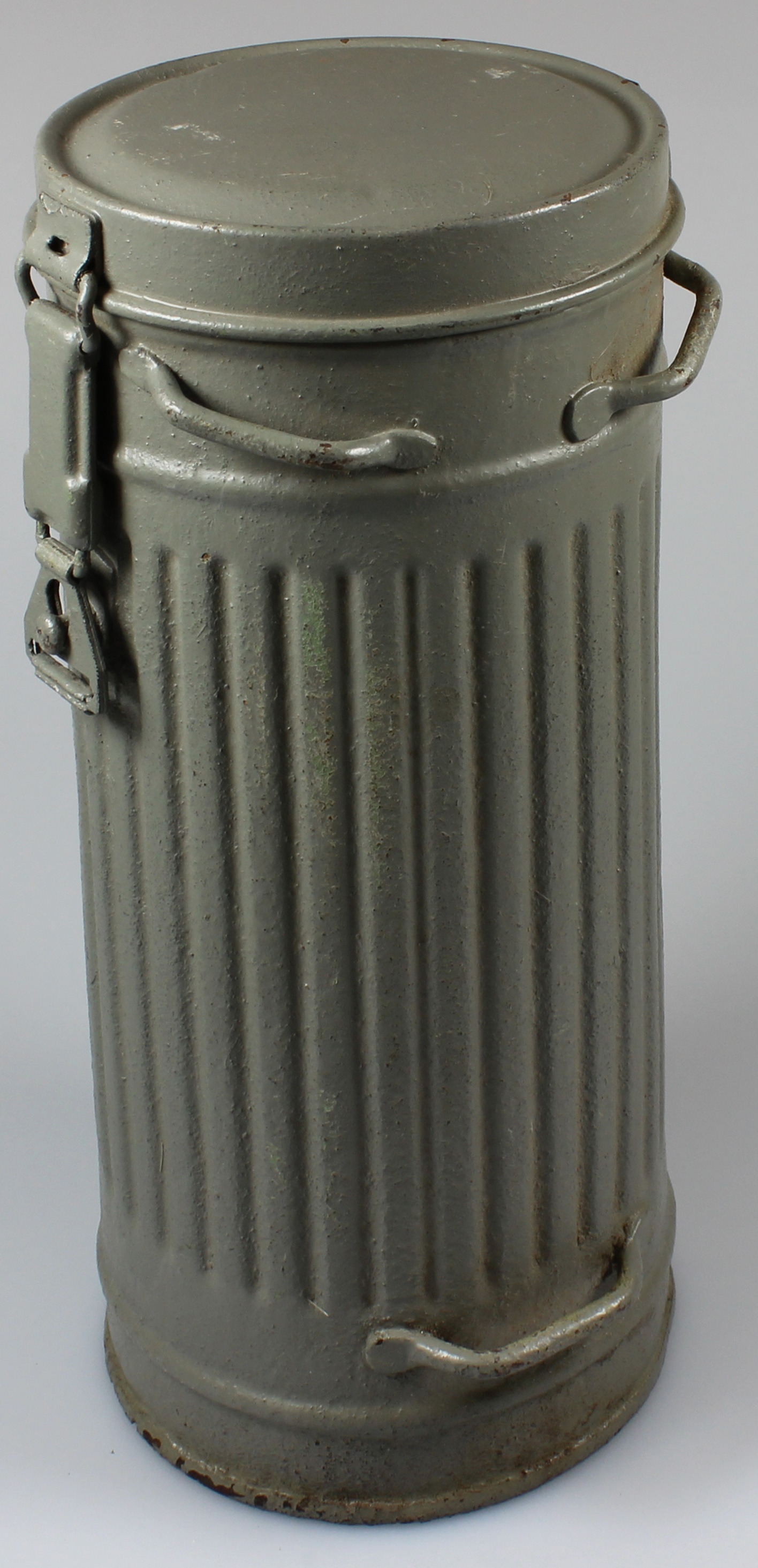 Gasmaskenbehälter, grau, leer (Museum Wolmirstedt RR-F)