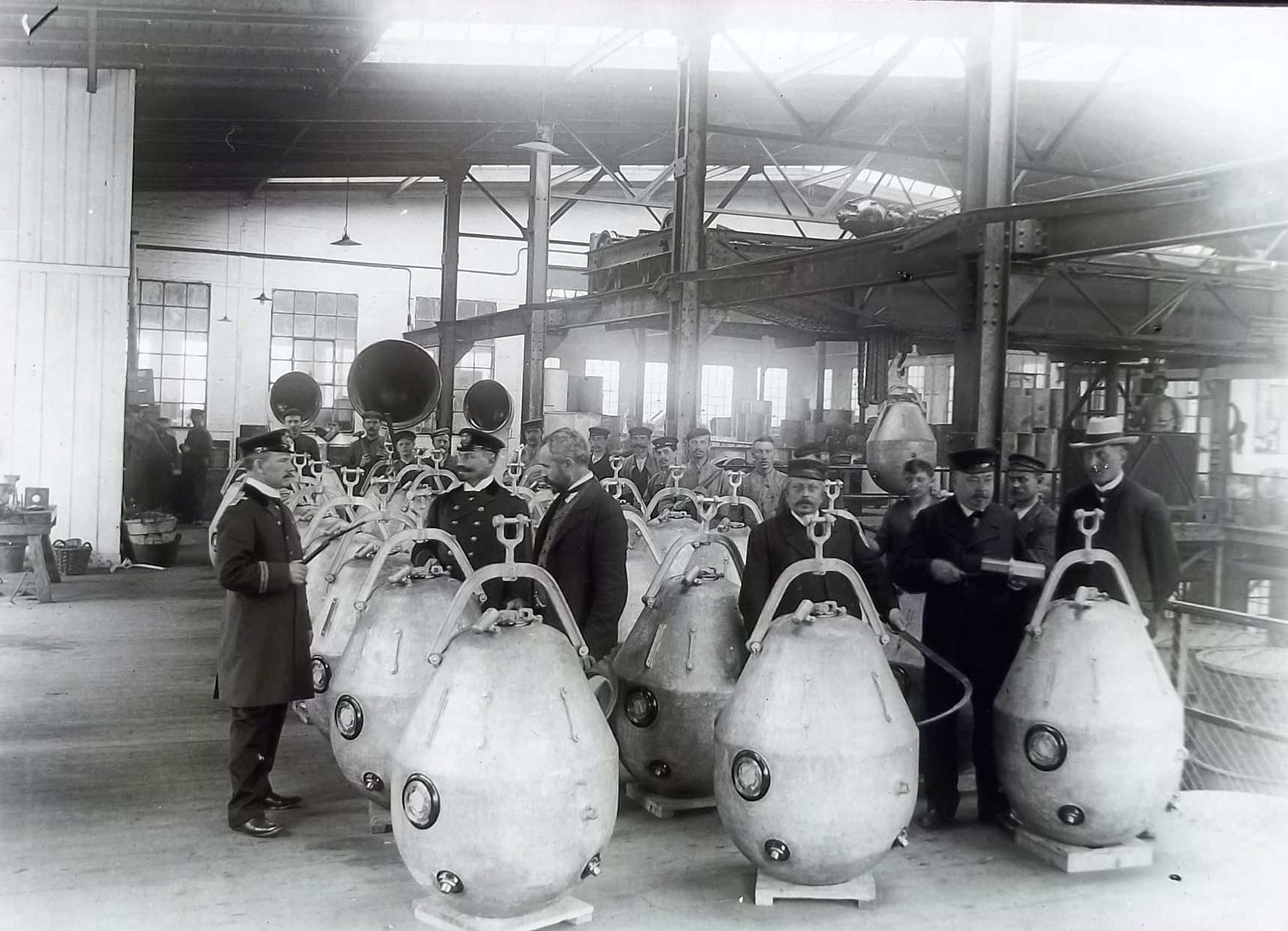 Besuch von Militärangehörigen in der Seeminenproduktion (Hüttenmuseum Thale CC BY-NC-SA)