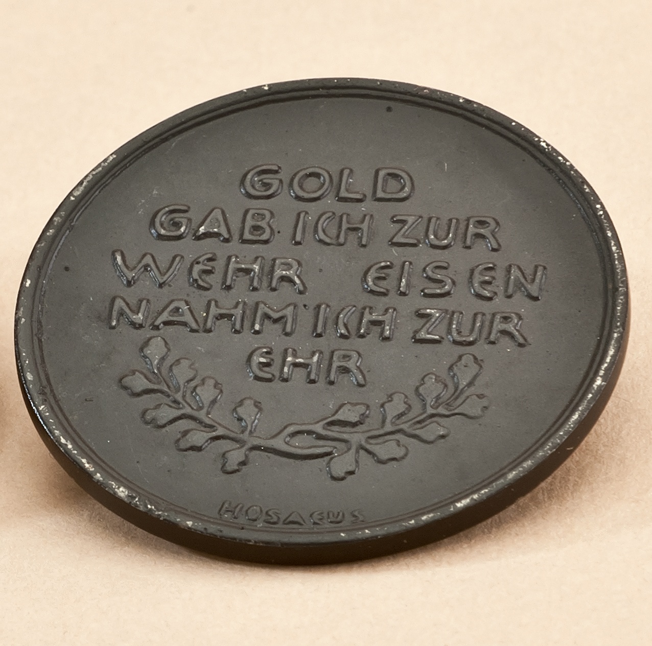 Medaille „Gold gab ich zur Wehr – Eisen nahm ich zur Ehr“ (Heimatmuseum Zörbig CC BY-NC-SA)