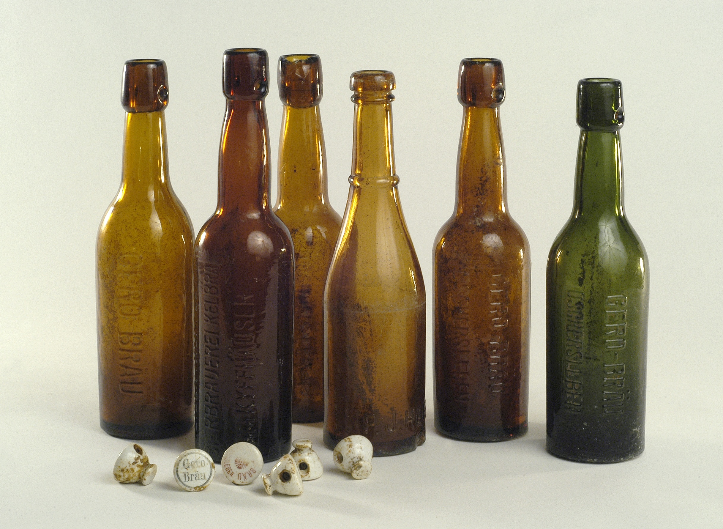 Bierflaschenauswahl (Landesamt für Denkmalpflege und Archäologie Sachsen-Anhalt - Landesmuseum für Vorgeschichte RR-F)