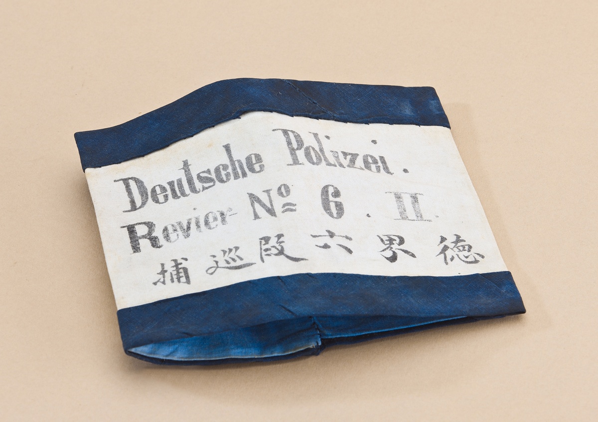 Armbinde aus China (Museumsverband Sachsen-Anhalt CC BY-NC-SA)