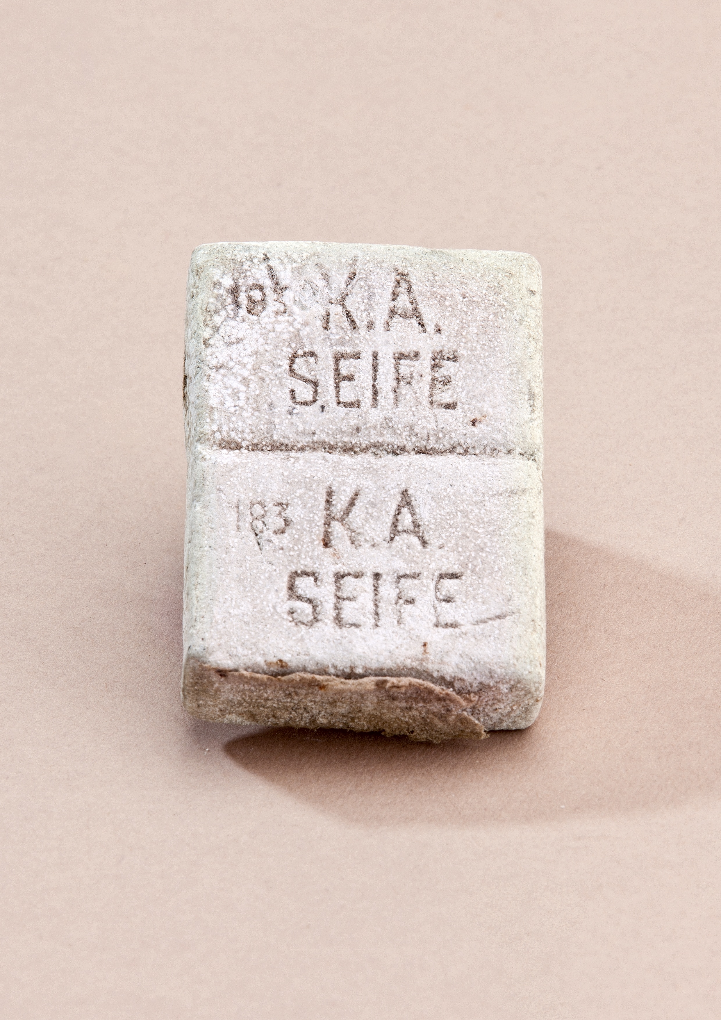 1 Stück viereckige Seife aus Ton (Heimatmuseum Zörbig CC BY-NC-SA)