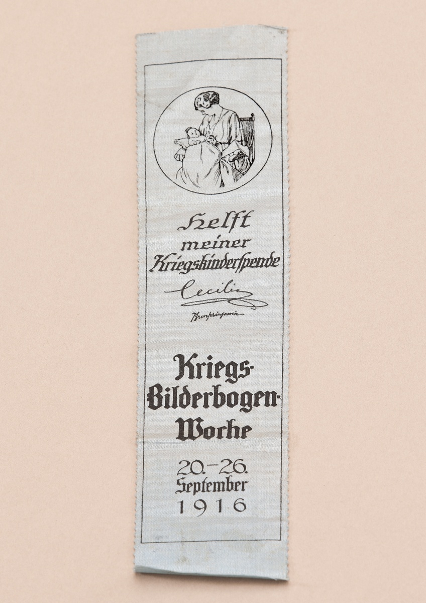Textil-Buchzeichen „Kriegskinderspende“ (Vivatband) (Heimatmuseum Zörbig CC BY-NC-SA)