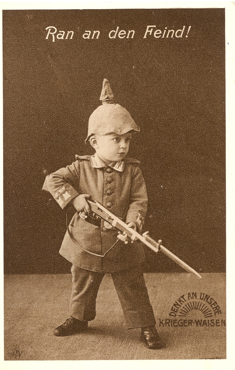Postkarte mit einem kleinen Jungen in Uniform (Museum Schloss Bernburg CC BY-NC-SA)