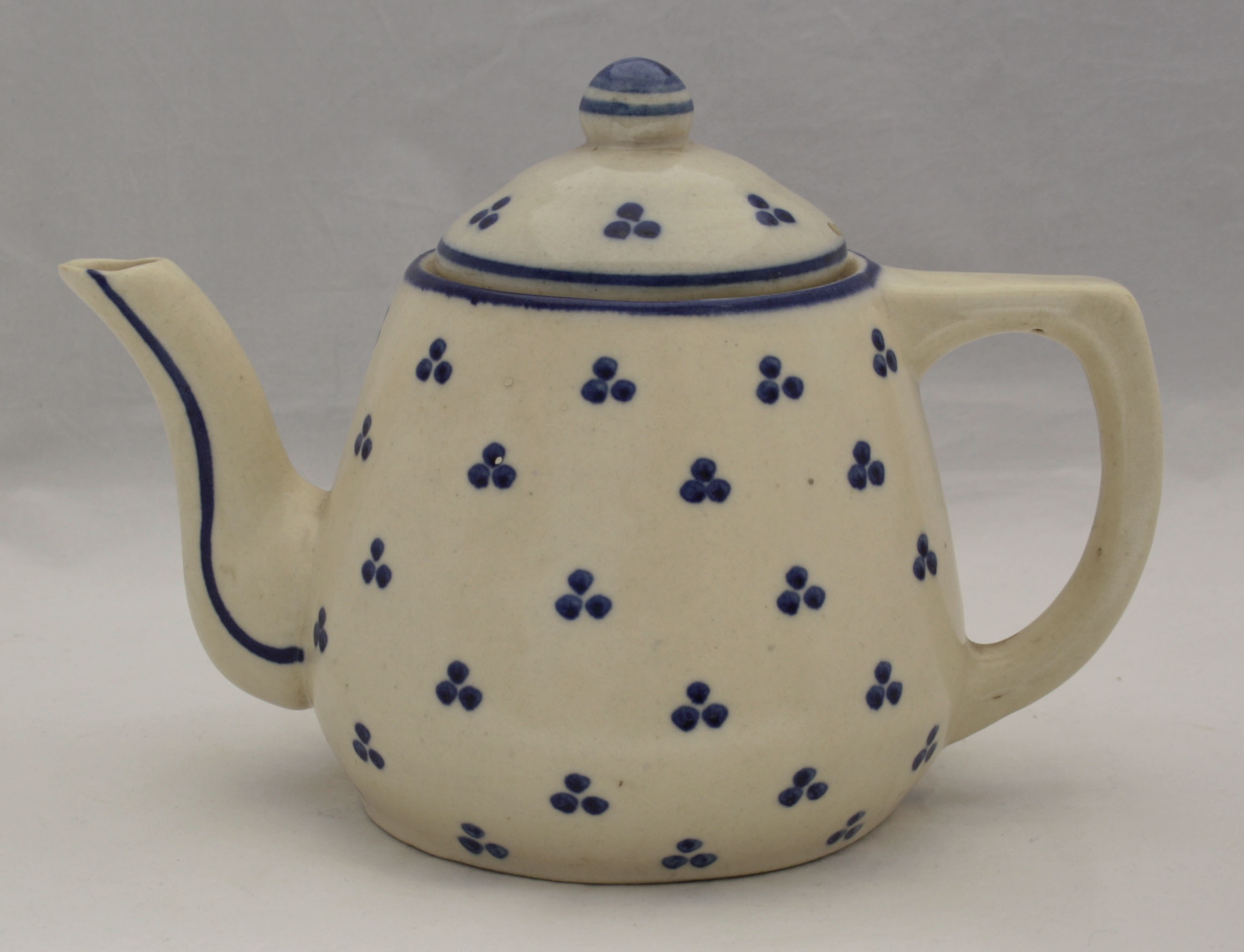 Teekanne mit Deckel (Kreismuseum Jerichower Land, Genthin CC BY-NC-SA)
