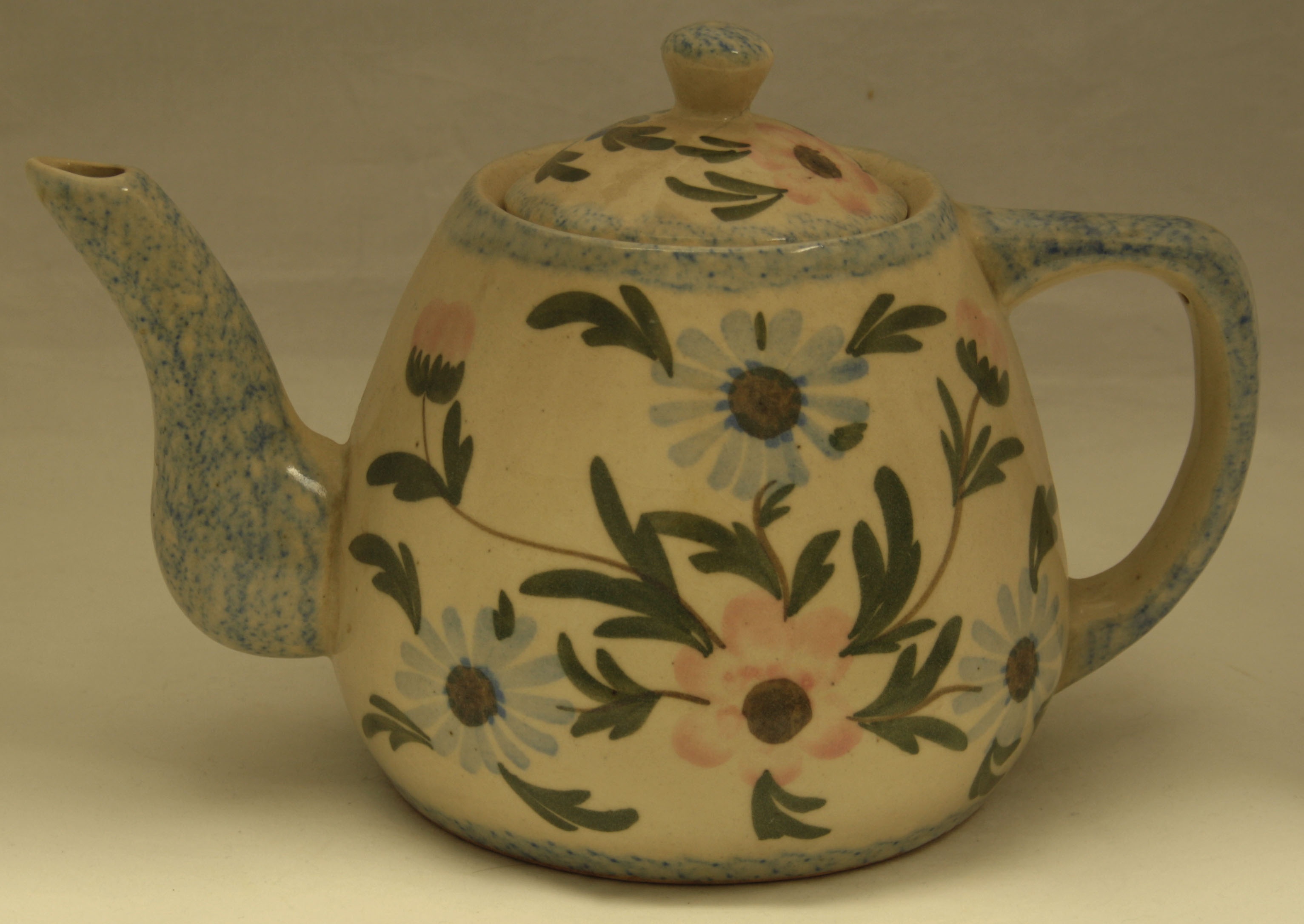 Teekanne mit Deckel aus Steingut (Kreismuseum Jerichower Land, Genthin CC BY-NC-SA)