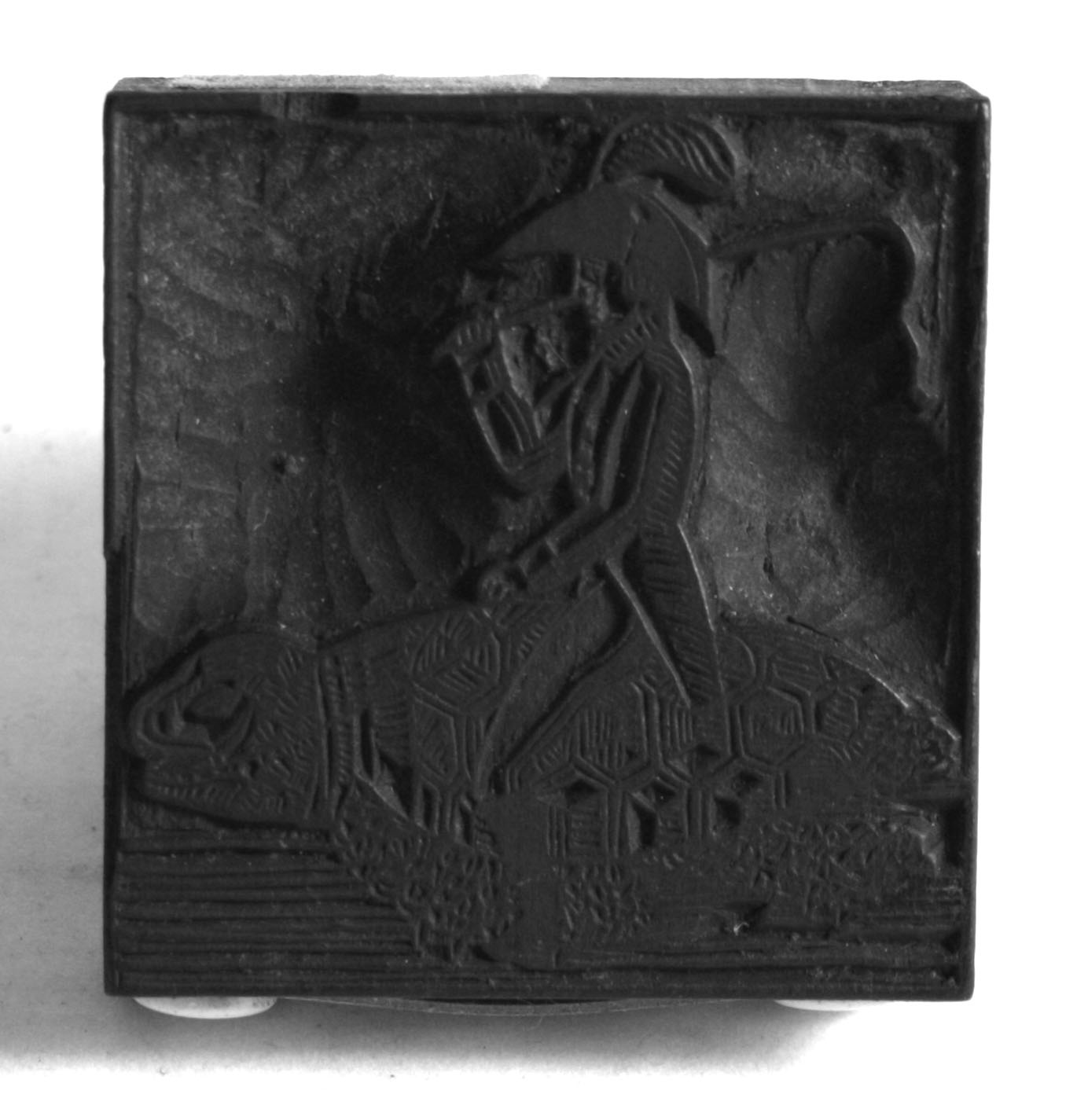 Druckstock für Holzstich Soldat auf Schildkröte (Kreismuseum Jerichower Land, Genthin CC BY-NC-SA)