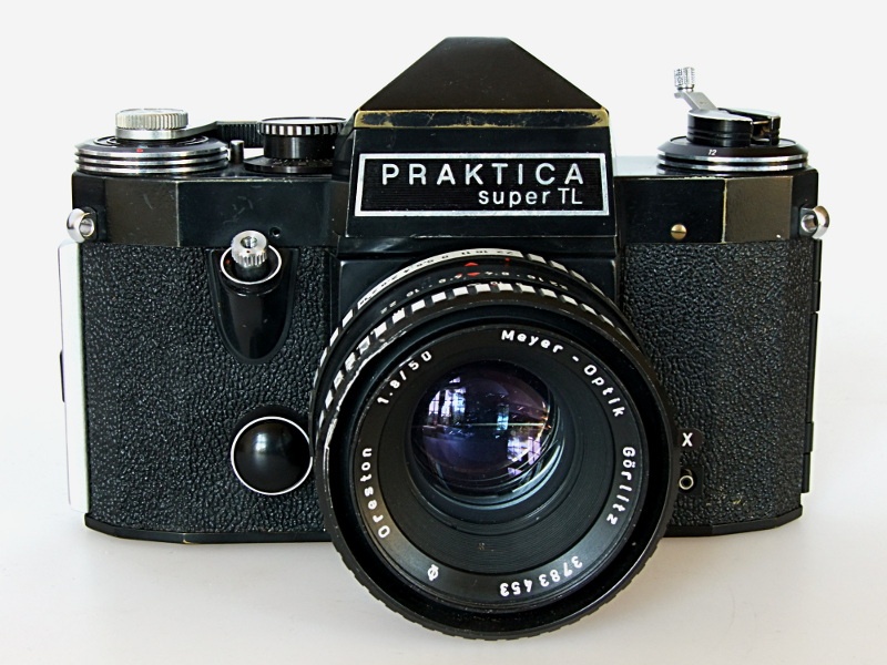 Kleinbildkamera "Praktica super TL schwarz" (Industrie- und Filmmuseum Wolfen CC BY-NC-SA)