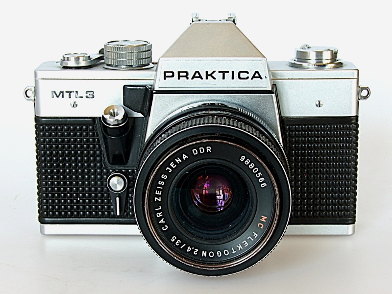 Kleinbildkamera "Praktica MTL 3" (Industrie- und Filmmuseum Wolfen CC BY-NC-SA)
