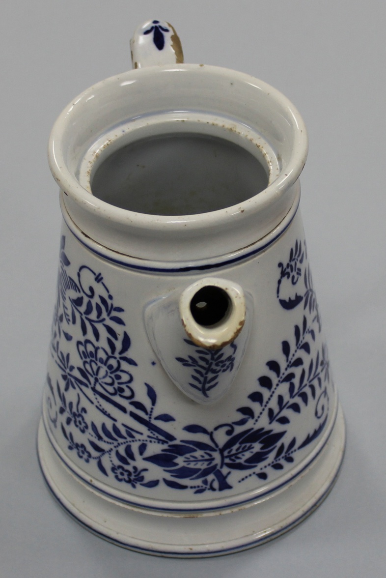 Kaffeekanne, blaues florales Muster, runder Henkel (Museum Wolmirstedt RR-F)