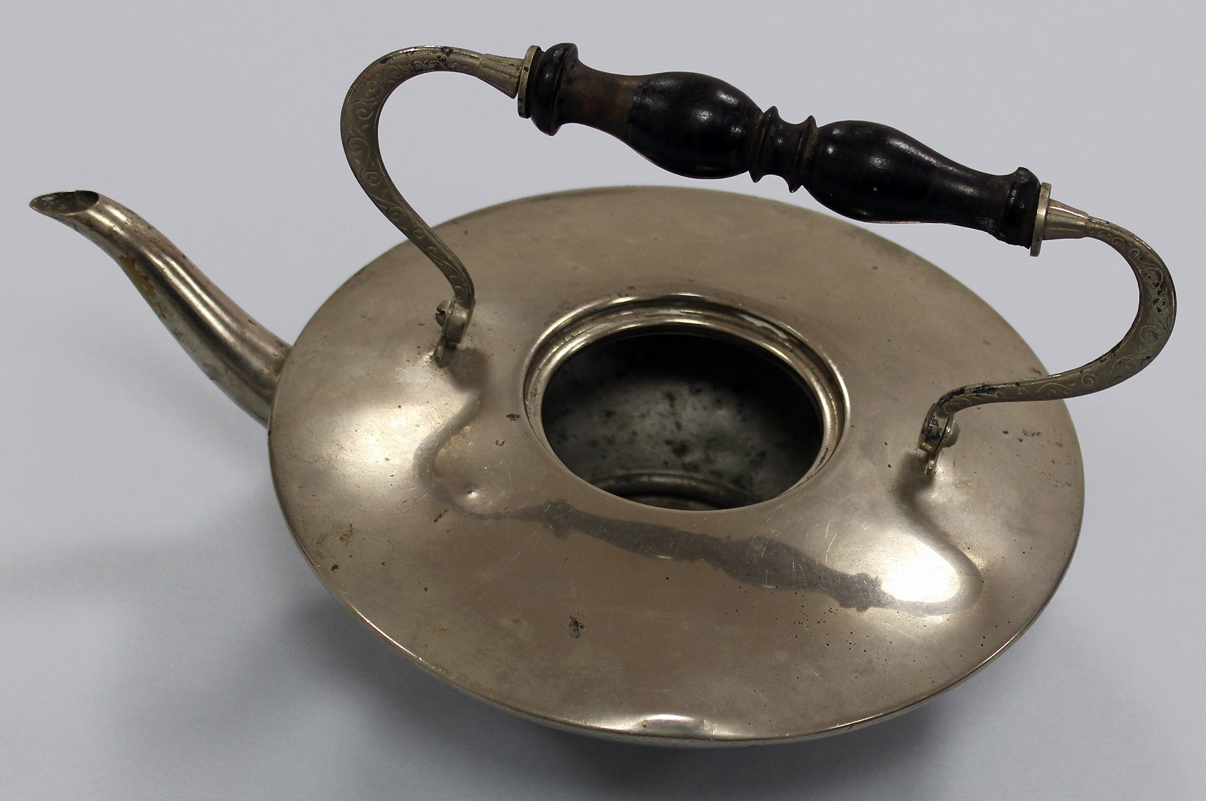 Teekanne, Metall mit gedrechseltem Henkel (Museum Wolmirstedt RR-F)