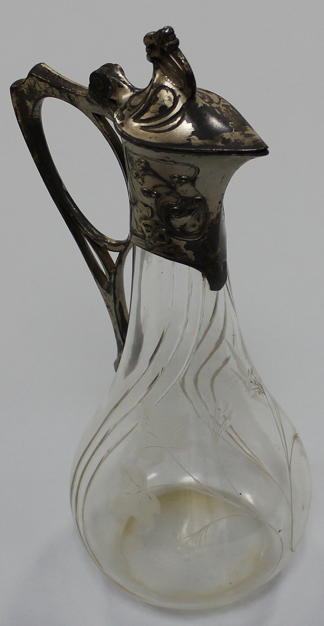 Glaskaraffe mit geschliffenem, floralen Ornament (Museum Wolmirstedt RR-F)