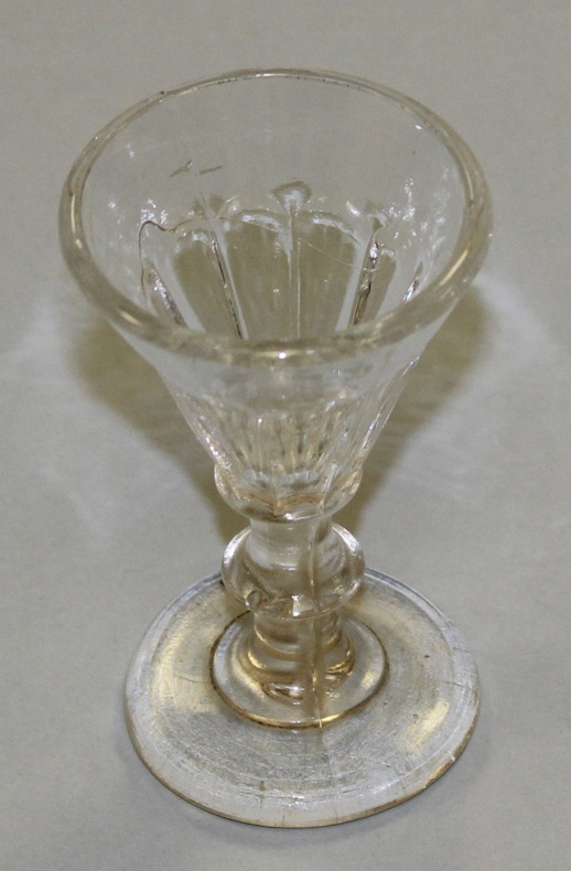 Likörglas, gepresstes Glas, kelchörmig (Museum Wolmirstedt RR-F)