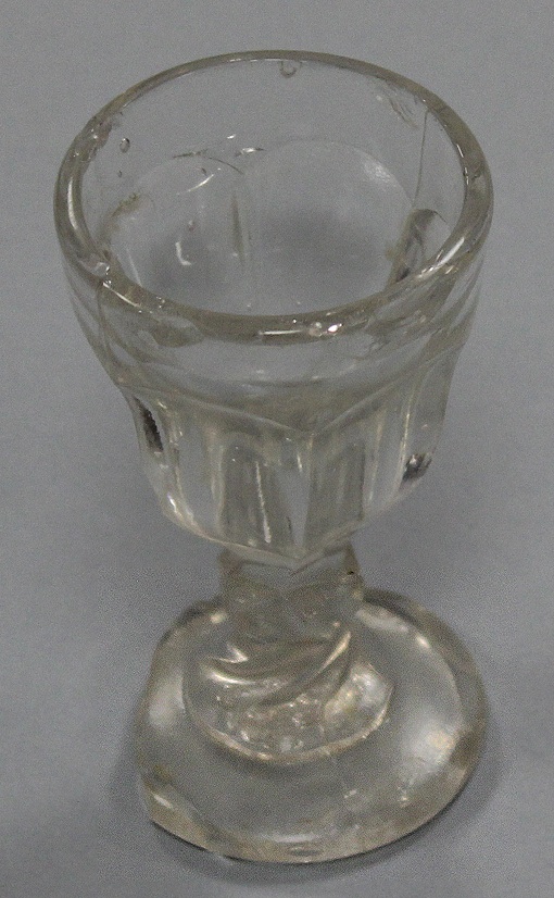 Schnapsglas, gepresstes Glas, kelchförmig, leicht beschädigt (Museum Wolmirstedt RR-F)