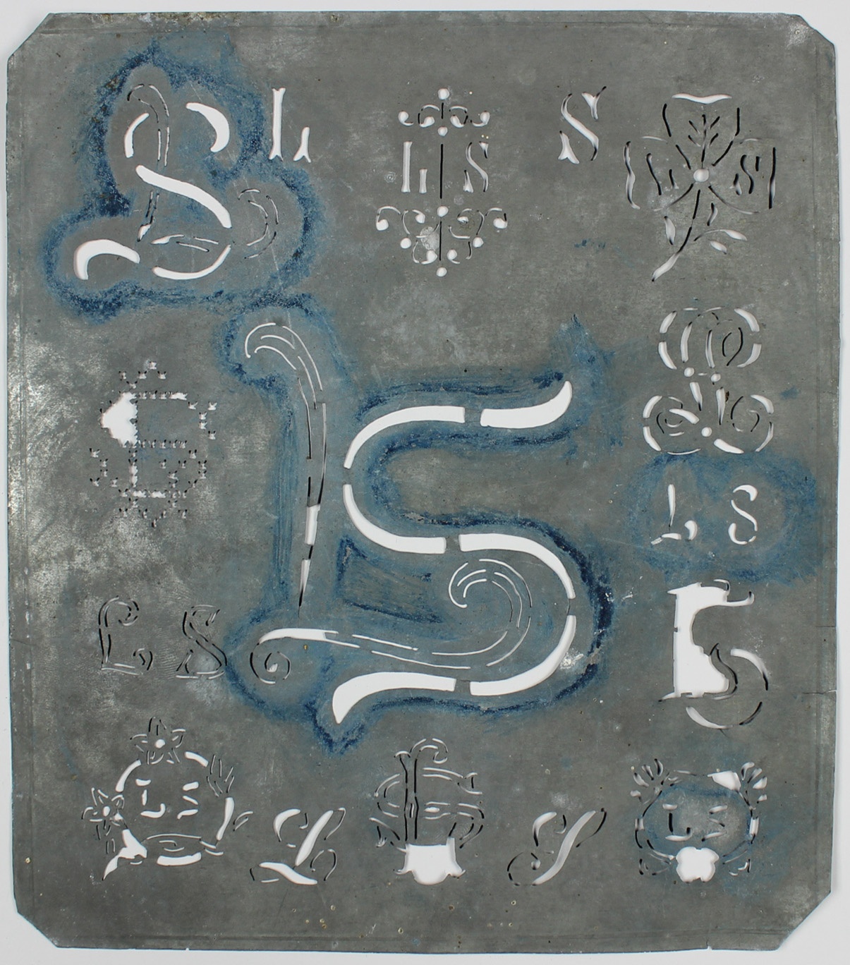 Stickmusterschablone, Blech, verschiedene Blumen- und Buchstabenmotive (Museum Wolmirstedt RR-F)