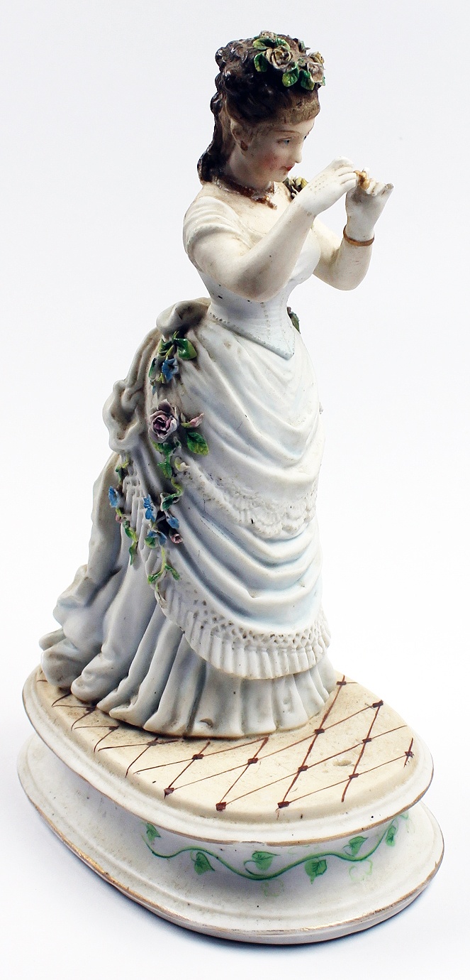 Porzellanfigur, Frau in weißem Kleid (Museum Wolmirstedt RR-F)