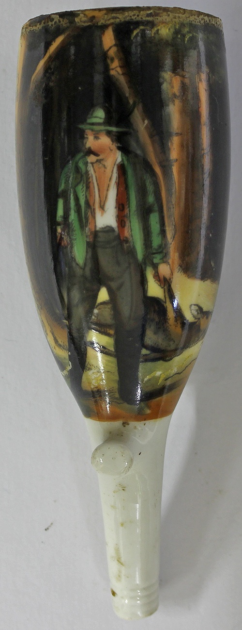 Porzellanpfeifenkopf, Jäger im Wald, mit einem toten Reh im Arm (Museum Wolmirstedt RR-F)